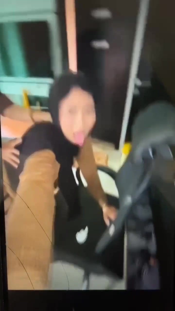 Amalia Muthia Ngewe di Kursi Sampe Crot Buat Perawatan Muka